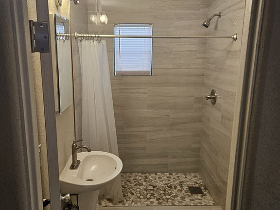3rd image of 609 W Howe St