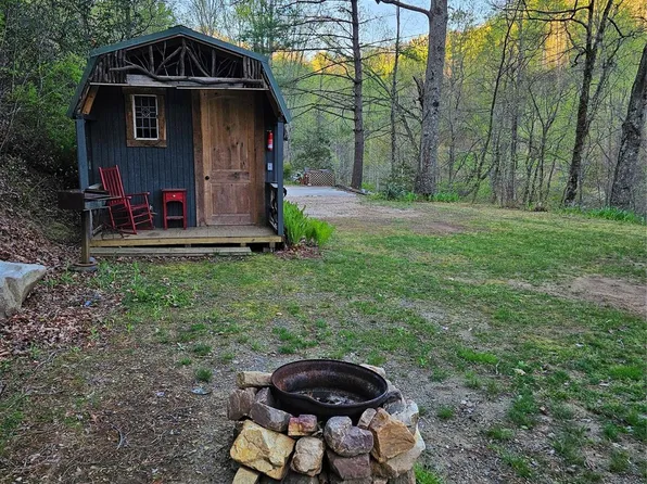 169 Sandalwood Dr, Whittier, NC 28789