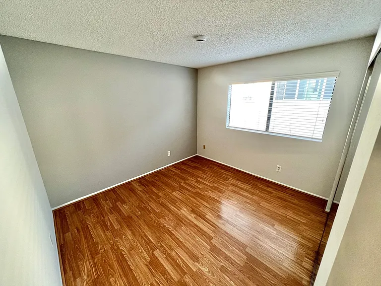 1045 E 3rd St #3 — Photo 14