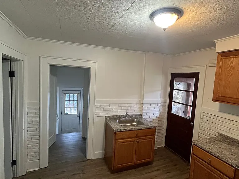 19 Garland Ave — Photo 2