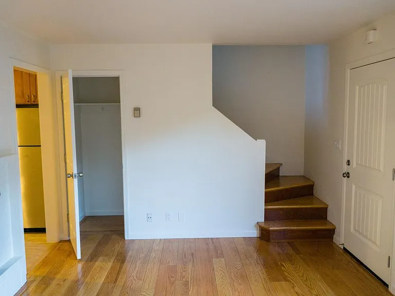 312 Waverley St — Photo 6