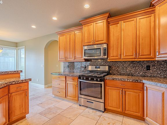 5th image of 735 NW 24th Ave