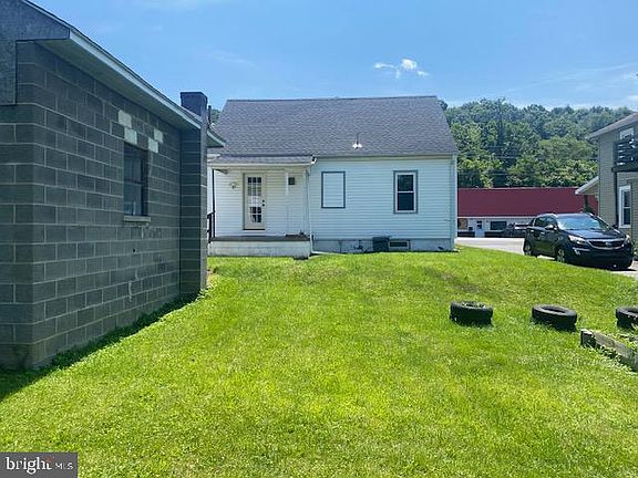 2nd image of 831 E Walnut St