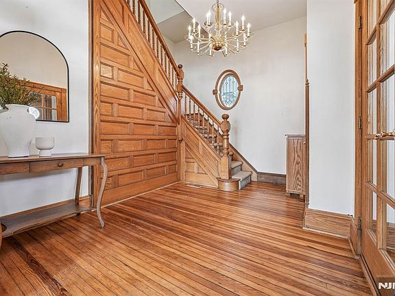 5th image of 328 Carmita Ave