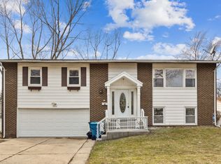 1424 S Redwood Dr, Mount Prospect, IL