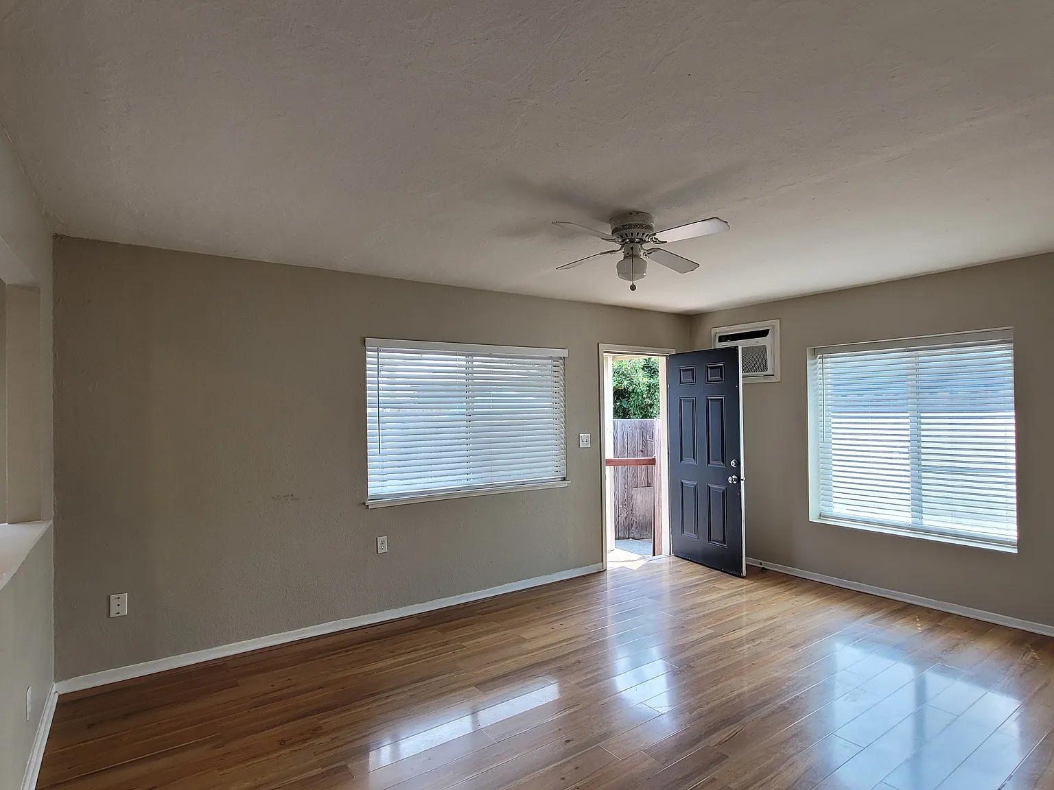 2 bed, 900 sqft, $2,445 — Photo 3