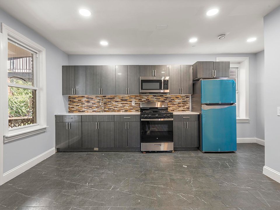 Kitchen, Dinette, Appliances.
