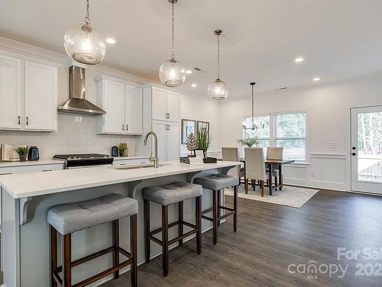 1241 Eastway Dr — Photo 12