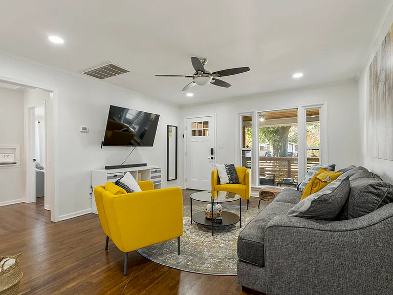 Livingroom (NOT FURNISHED)