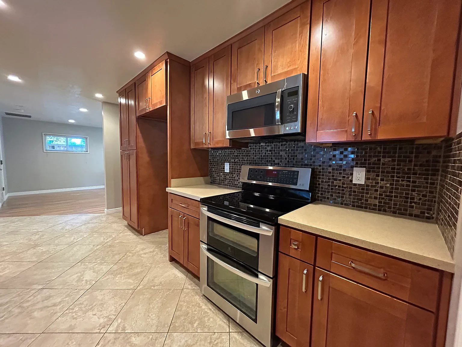 3 bed, 1913 sqft, $3,200 — Photo 3