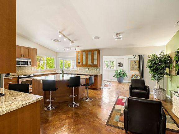 5th image of 2041 E Lodge Dr