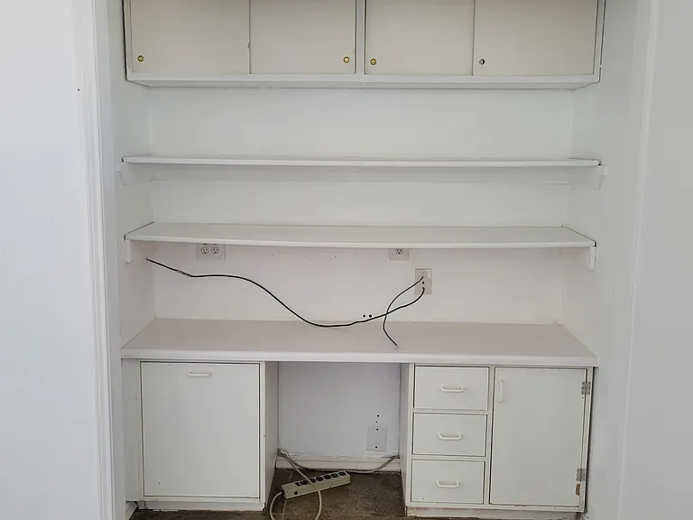 Built-in office desk with storage space. Wifi included optimal to work from home.