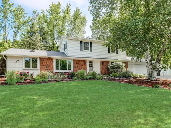 S69W24560 Longview COURT, Waukesha, WI 53189