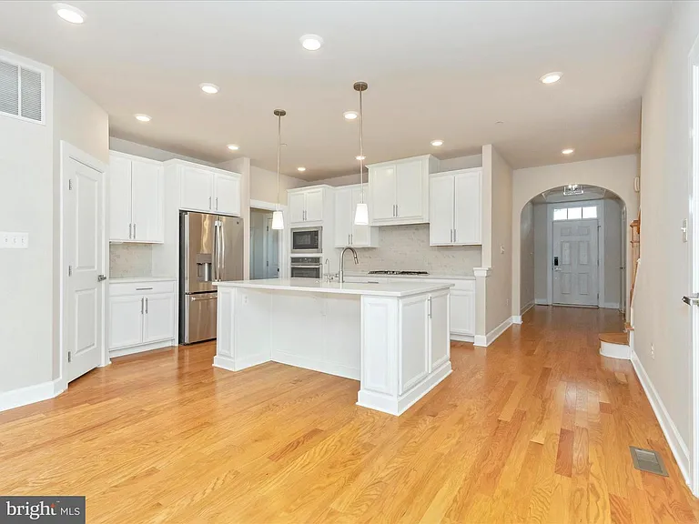 3838 Fulham Rd — Photo 5