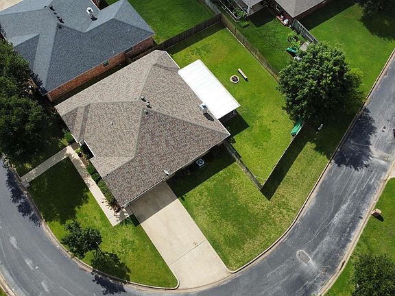 4th image of 303 Amanda Ct
