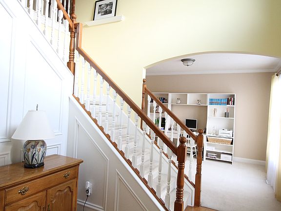 Foyer opens to Liv Rm