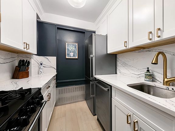 4th image of 166 E 61st St APT 7B