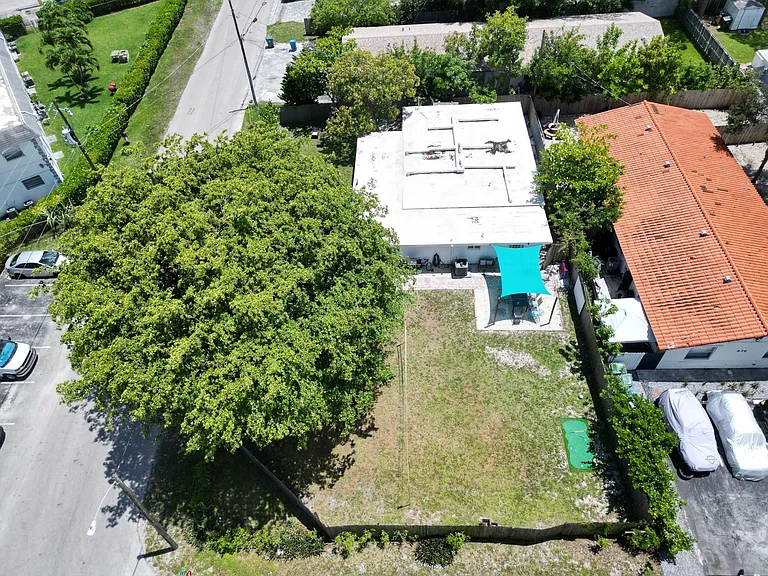 3961 NE 10th Ave — Photo 48