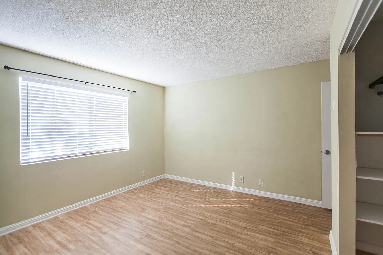 2 bed, 921 sqft, $3,200 — Photo 3