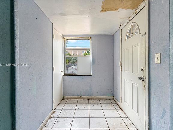 5th image of 1045 SW 20th Ave