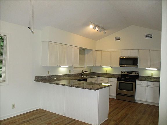 5th image of 112 Grand Oaks Ln