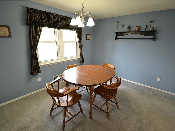 3rd image of 19 Aldrich Dr