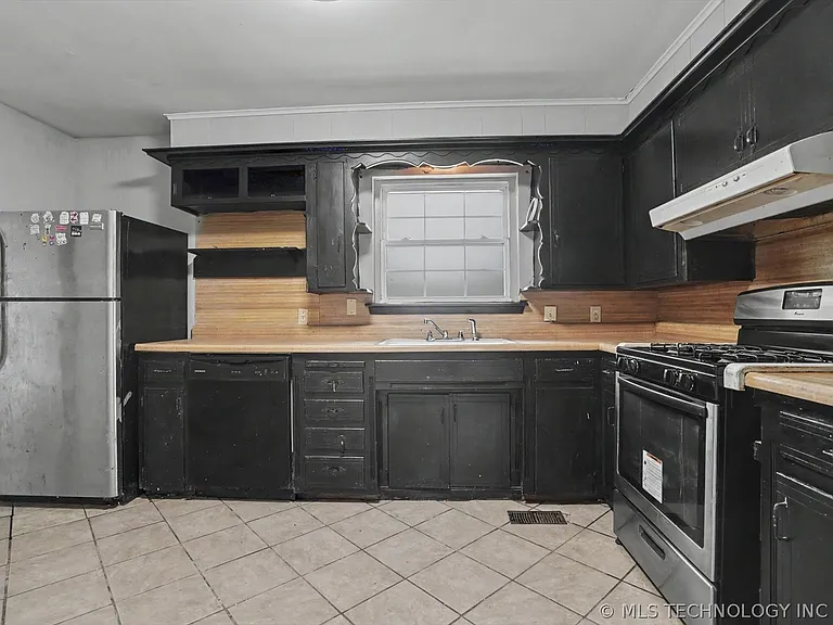 10311 E 5th St — Photo 8