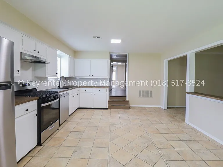 504 W Chestnut St — Photo 26