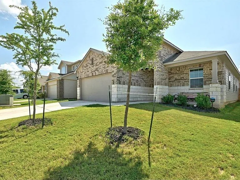3705 Conyers Ln — Photo 2