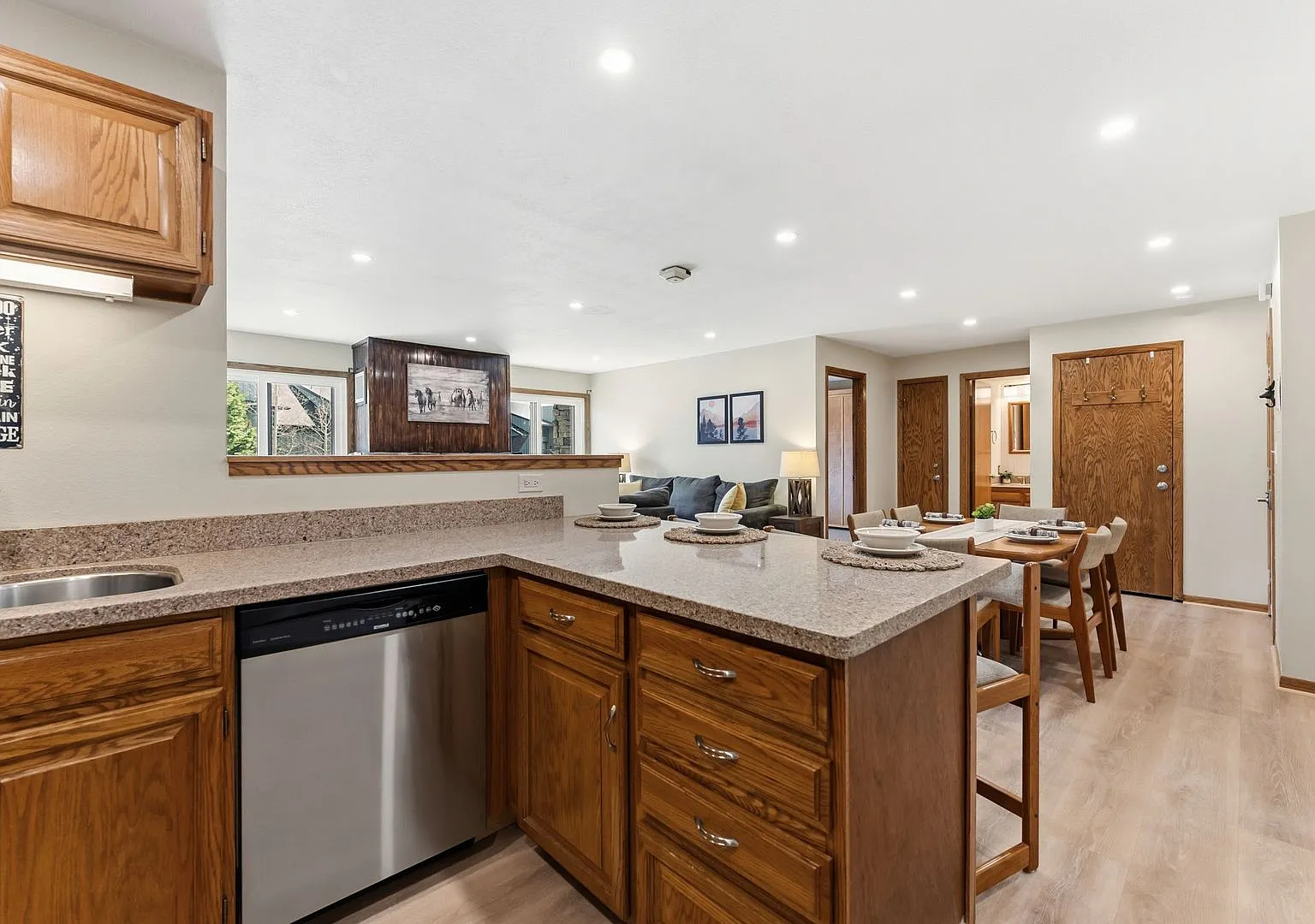 Winter Rental- Amazing Amenities, wood burning fireplace and walkout unit. — Photo 3