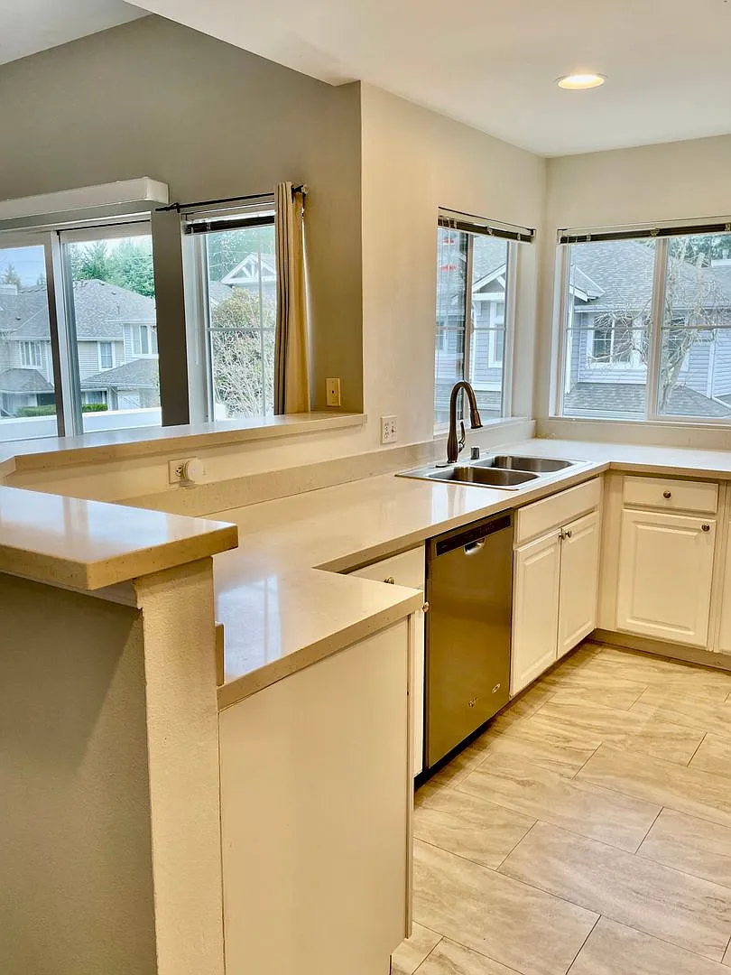 $500-off 1-month's rent! 2 Bed / 1 bath townhome at Summerhill Village in Issaquah $2,695/month — Photo 4