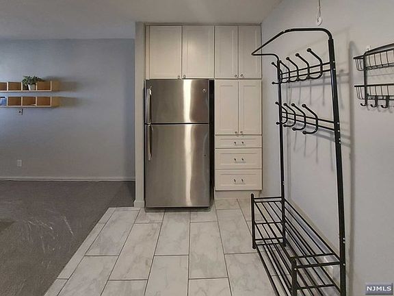 5th image of 420 Fairview Ave APT 3H