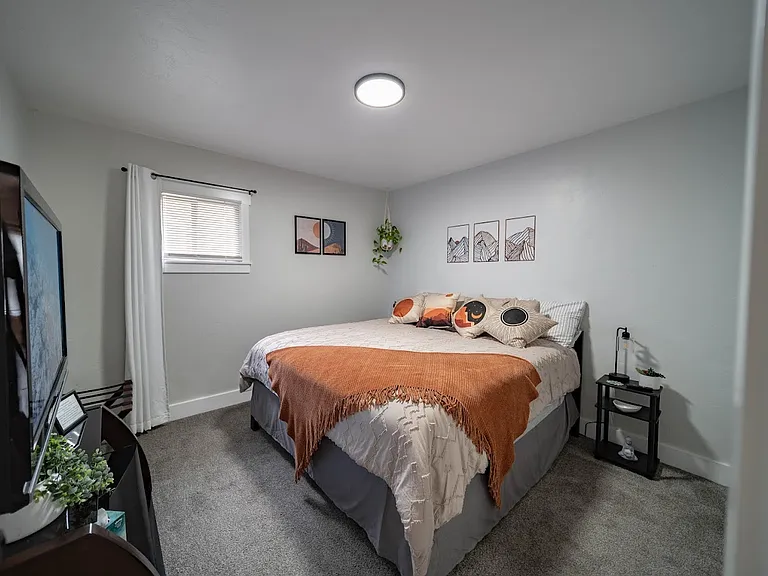 119 N 200 E — Photo 33