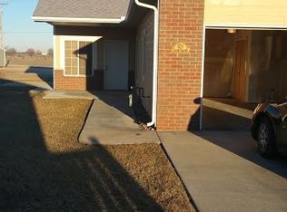 404 Kisiwa Village Rd, Hutchinson, KS 67502