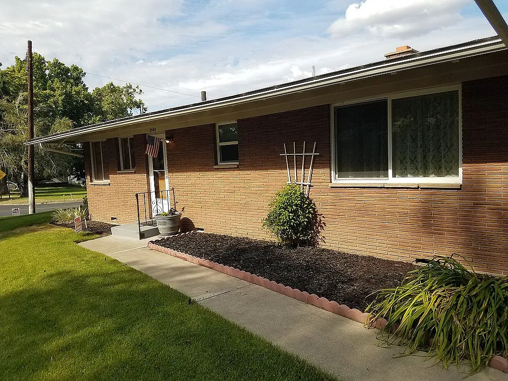 3808 W Lincoln Ave photo 1