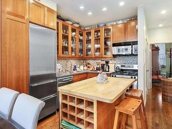 3rd image of 165 W 71st St APT D1