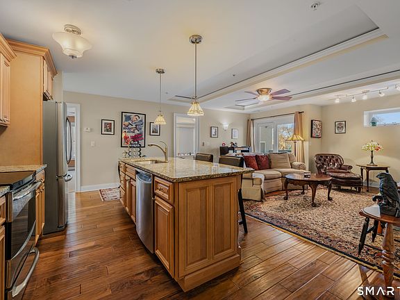 4th image of 461 Bank Street #402