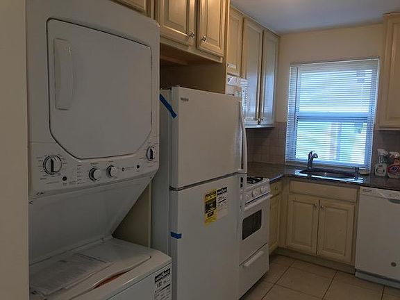 2nd image of 247-19 77th Cres #1