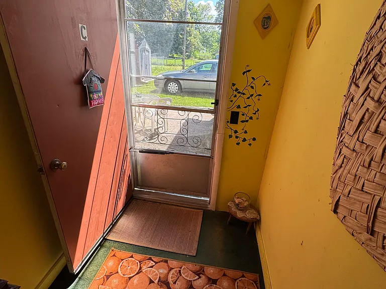 216 N Capital Ave — Photo 2