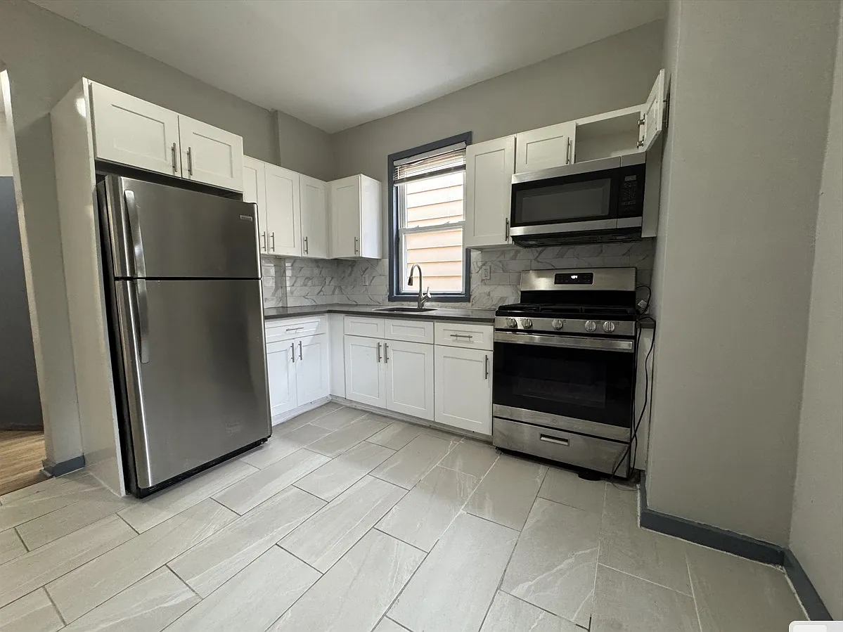 3 bed, 1000 sqft, $2,500 — Photo 1