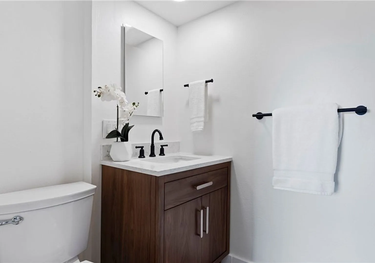 Fabulous Home Off Of Grand Avenue Area Available For Rent!! 5 Large Beds 3.5 Baths — Photo 1