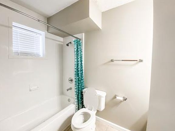 5th image of 2990 Rhodes Cir S