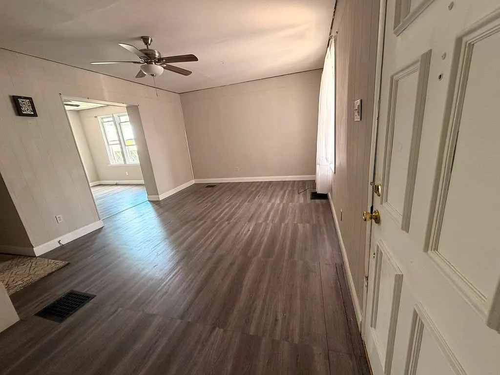 3 bed, 2110 sqft, $2,300 — Photo 2