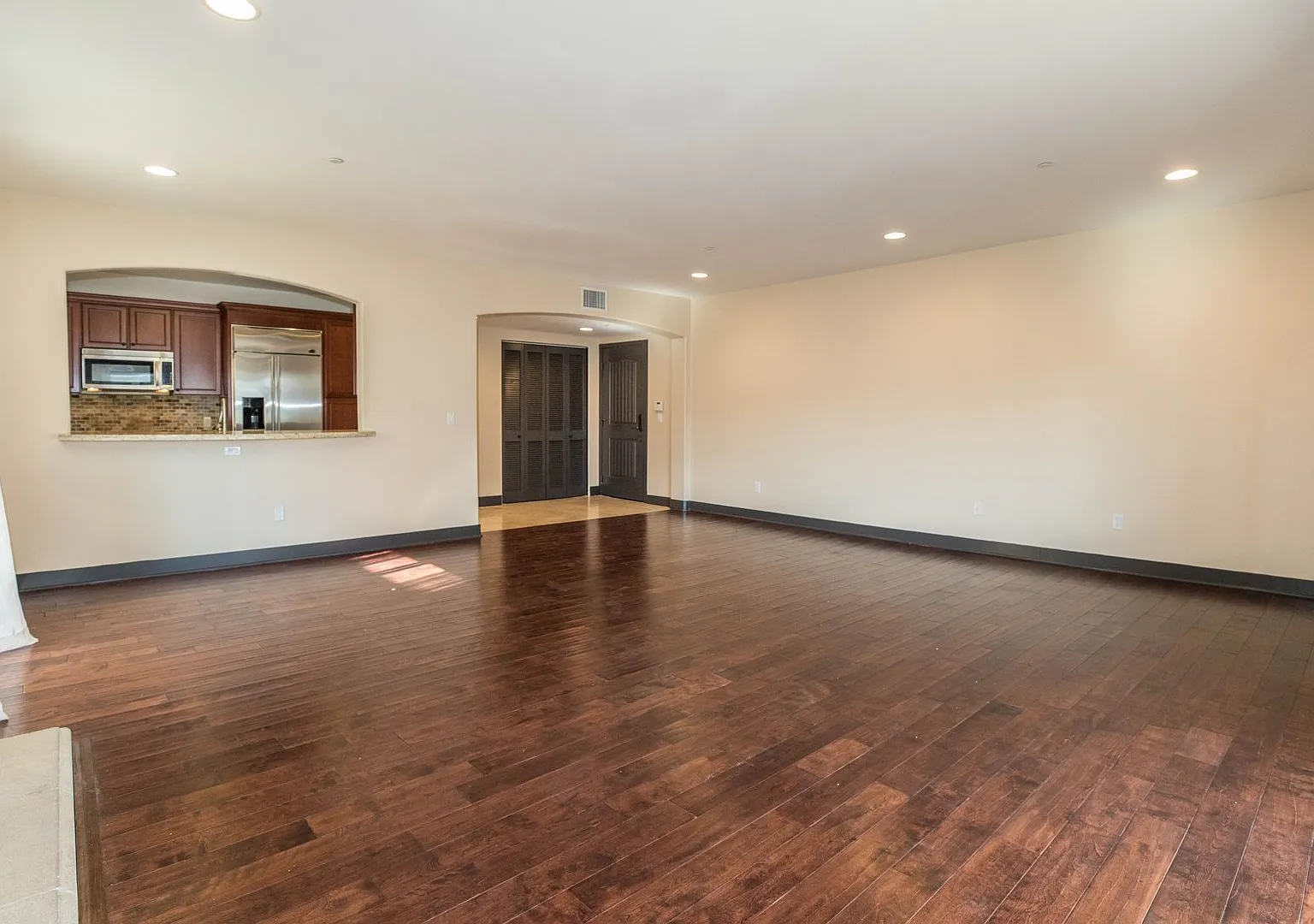 Spacious Front Facing West la 2bd + 2ba W/Balcony — Photo 3