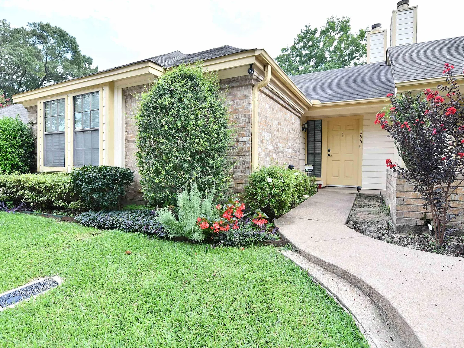 1 bed, 1.0 bath, 855 sqft, $1,200 — Photo 1