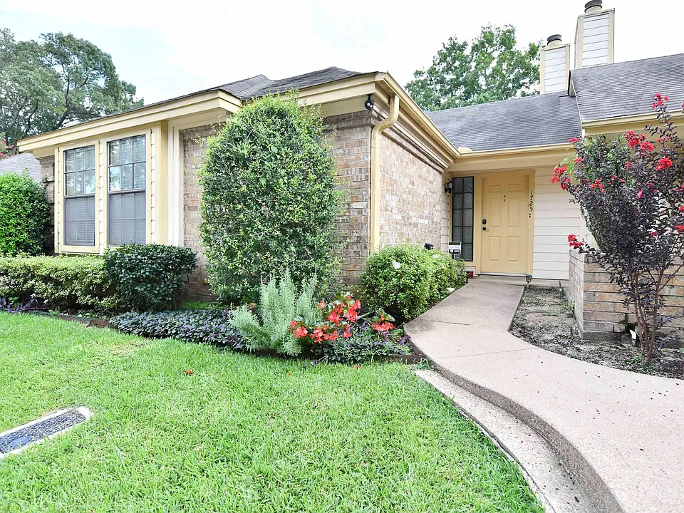 1725 Eaglewood Dr