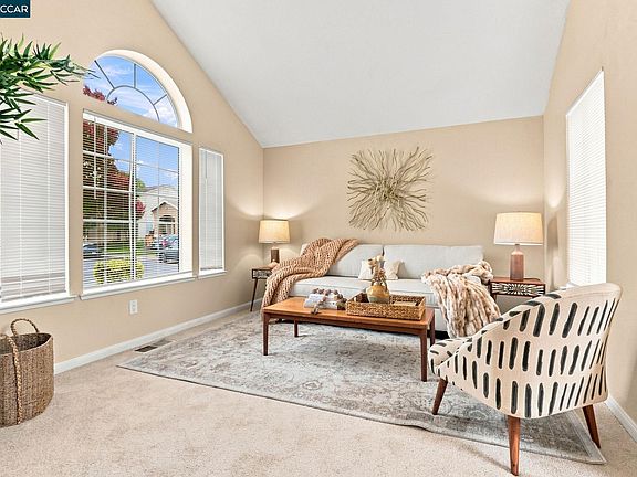 5th image of 701 Deerfield Dr
