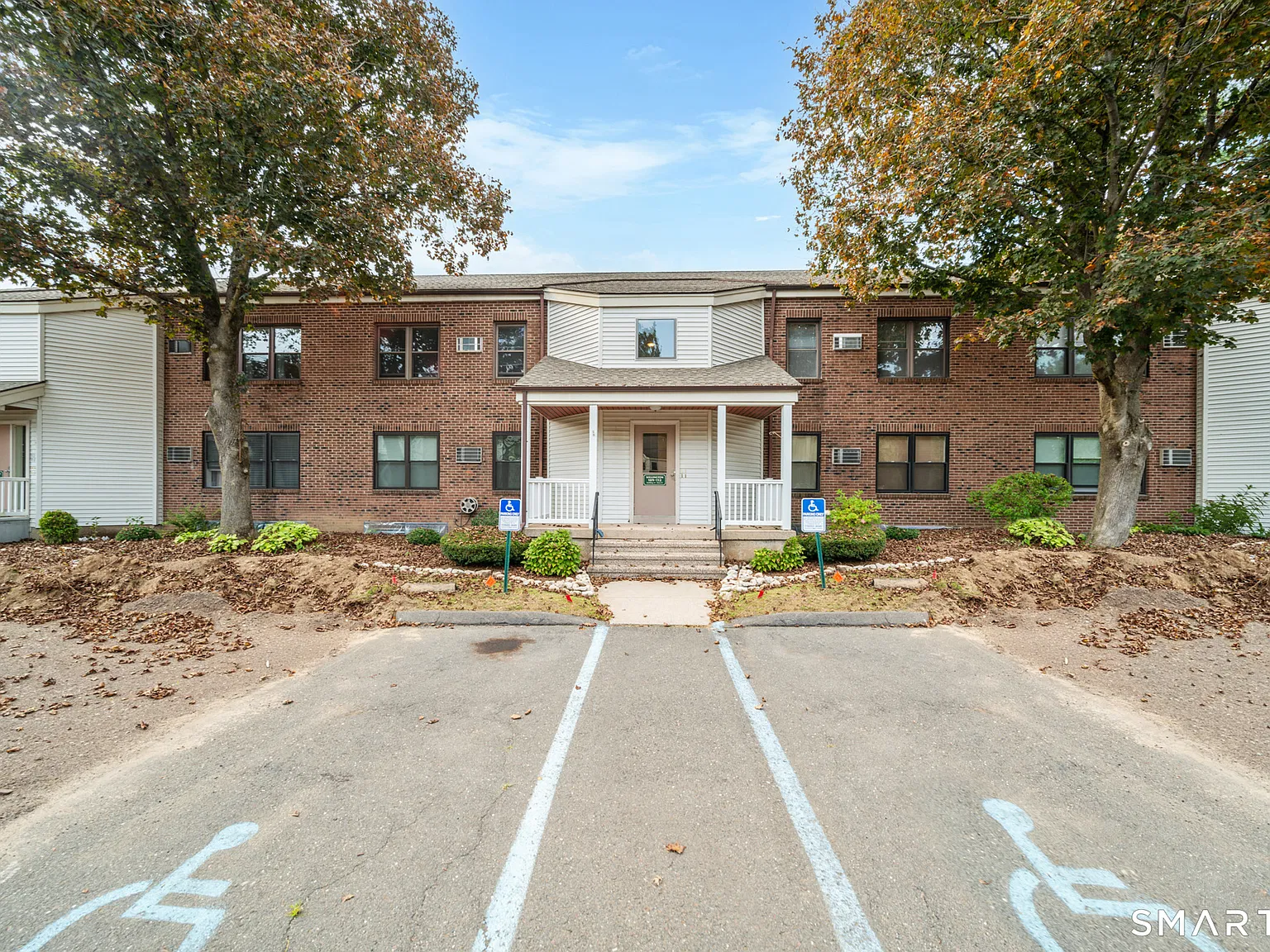 2 bed, 1.0 bath, 887 sqft, $1,900 — Photo 2