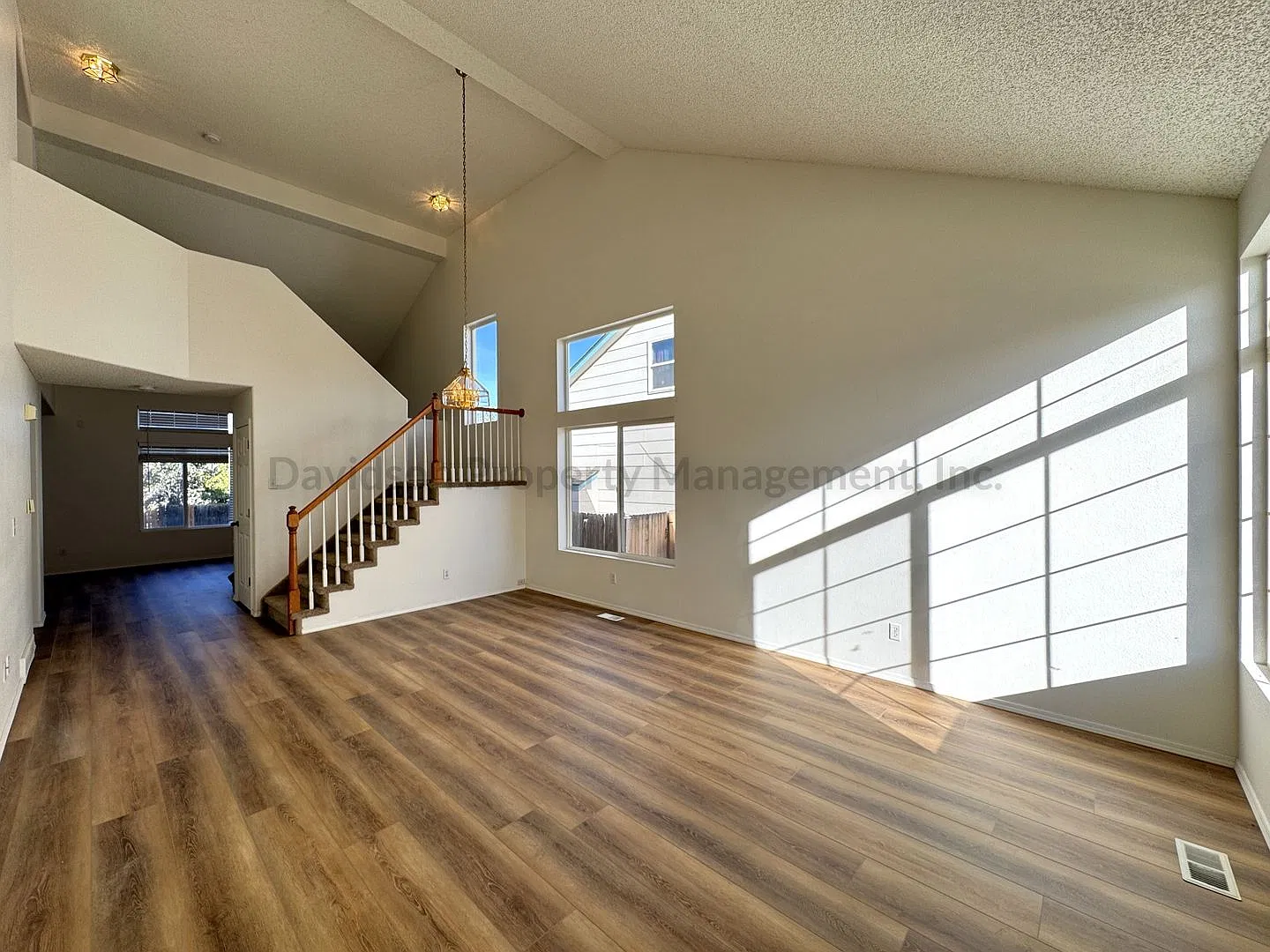 Gorgeous 4 Bedroom House Located in Briargate — Photo 2