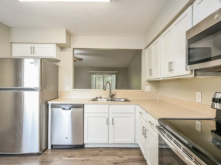 805 Mountbatten Ln — Photo 9